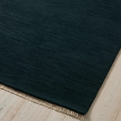 Wool rug with refined fringe detail for living spaces