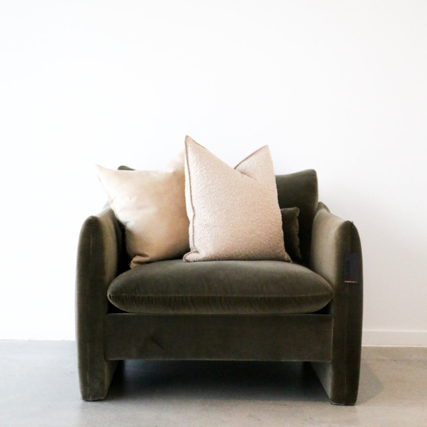 Contemporary Sidney Peak Chair with comfortable cushions